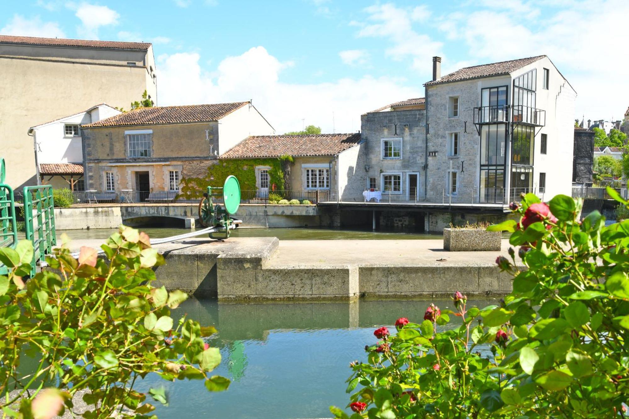 Quai 3 Loft Moderne Et Lumineux Les Pieds Dans L'Eau Apartment Jarnac Exterior photo